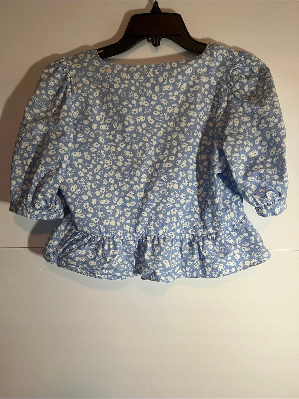 Zara Women's size Small, Light Blue Floral V-Neck Ruffled Peplum Crop Blouse